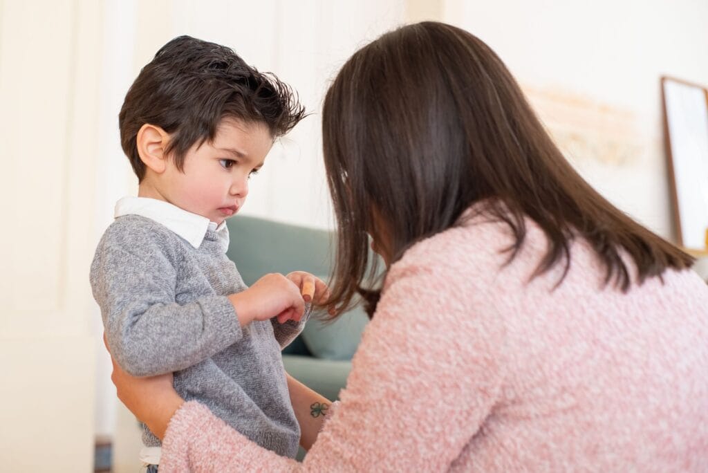 Mama ramina nusiminusį vaiką po pralaimėto žaidimo